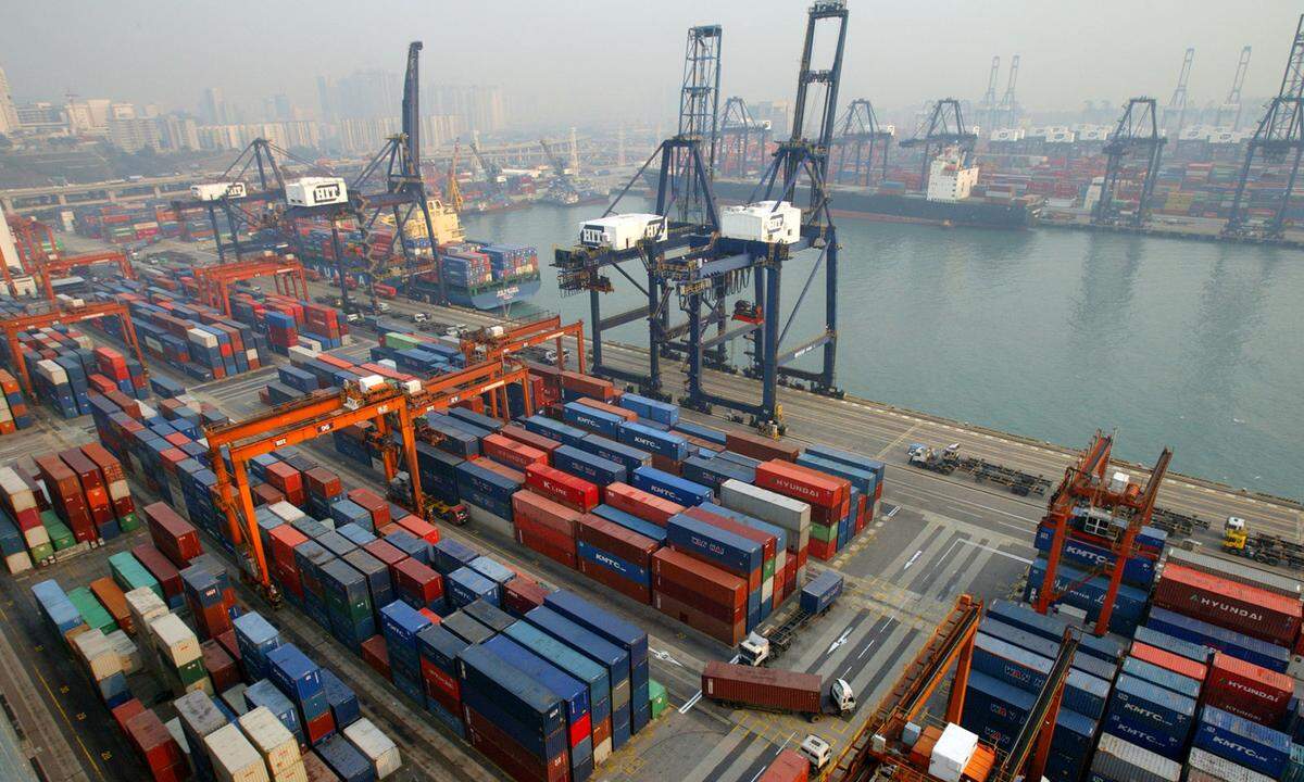 Die im Südchinesischen Meer gelegene Metropole und Sonderverwaltungszone Hongkong (was übersetzt "duftender Hafen" bedeutet) hat den fünftgrößten Hafen der Welt. Es handelt sich um einen Tiefwasserhafen, an dem pro Jahr rund 19,81 Millionen Container abgefertigt werden.  