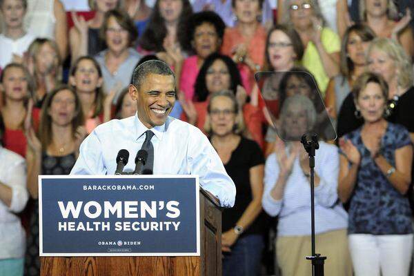 Obama steht der Abtreibung liberaler gegenüber und verteidigt die Wahlfreiheit der Frau in dieser Angelegenheit. Er ist gegen die Aufhebung des "Roe v. Wade" und plädiert für einen möglichen Schwangerschaftsabbruch in den ersten drei Monaten.