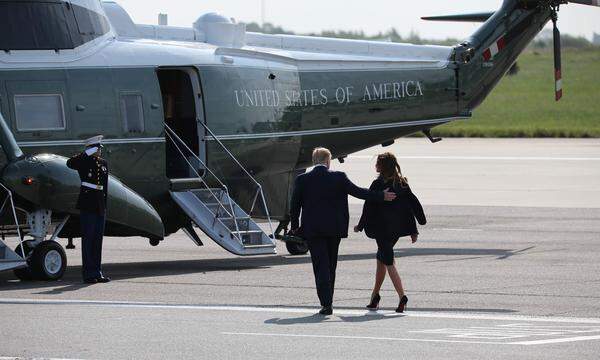 In Stansted stiegen die Trumps dann wieder in einen Helikopter um, der sie direkt zum Buckingham Palace brachte.
