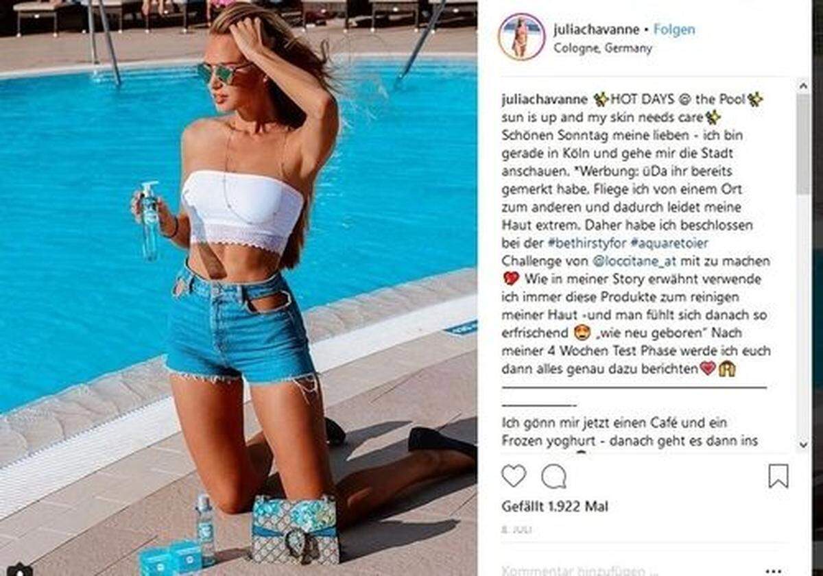 Neben dem Schwimmbecken räkelt sich Juliachavanne (42.000 Follower). Natürlich dürfen auch hier die glorreichen Kosmetikprodukte nicht fehlen.