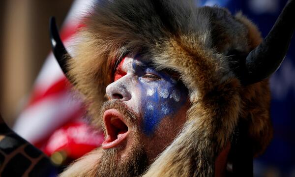 Jacob Chansley, auch bekannt als Jake Angeli, war einer der Ersten, die das US-Kapitol im Jänner 2021 stürmten. Nun soll er sich von QAnon und auch von Donald Trump losgesagt haben.