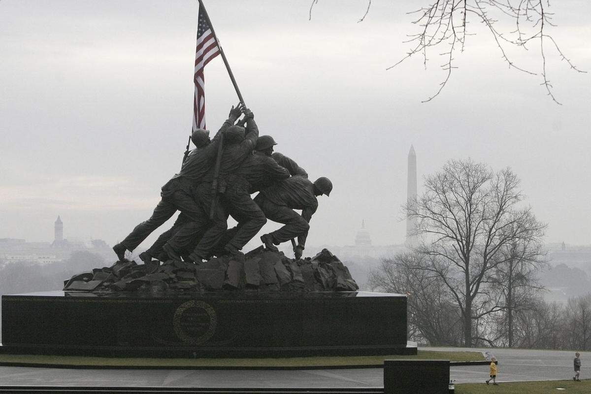 1954 wird das Bild in der US-Hauptstadt sogar in Stein gemeißelt: Seitdem steht beim Nationalfriedhof Arlington ein zwanzig Meter hohes Kriegerdenkmal aus Bronze.Eingeprägt ist der Tribut des legendären US-Admiral Chester W. Nimitz an die Soldaten von Iwo Jima: "Außergewöhnlicher Mut war eine gewöhnliche Tugend".