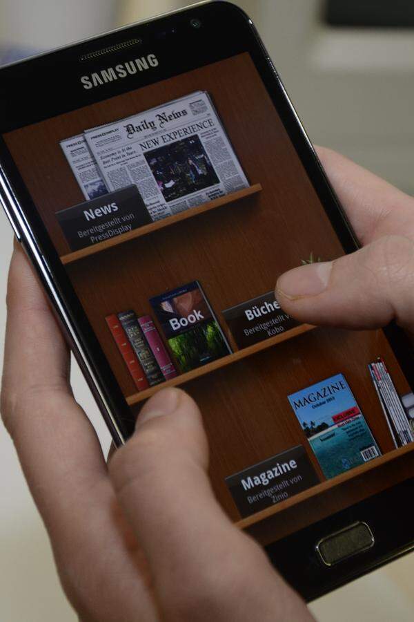 Da das Note in etwa die Größe eines Reclam-Hefterls hat, ist es nicht schwer, sich an das Lesen von E-Books am Smartphone zu gewöhnen. Erstaunlich beinahe, dass Samsung hier nicht mehr vorinstalliert hat, als den hauseigenen Readers Hub. Der Hub bietet auch eine E-Book-Reader-Software, wird aber von einigen kostenlosen Reader-Apps wie Amazon Kindle leicht übertrumpft. Inhalte im Readers Hub sind allesamt kostenpflichtig und erst nach einer Registrierung zugänglich.