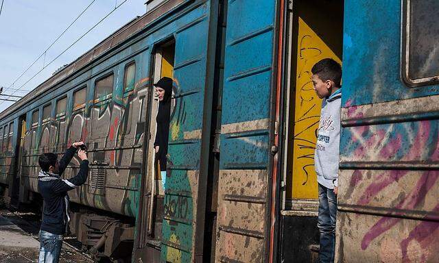 Flüchtlinge in einem Zug an der serbisch-mazedonischen Grenze.