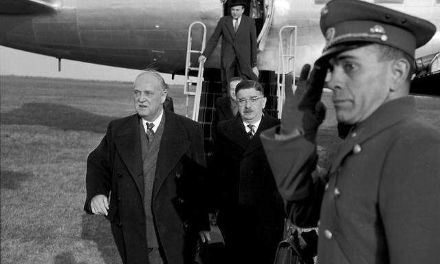 Die Österreich-Delegation – u. a. Bundeskanzler Julius Raab, Vizekanzler Adolf Schärf und Außenminister Leopold Figl – landete nach Unterzeichnung des Moskauer Memorandums am 15. April 1955 am Flugplatz Bad Vöslau.