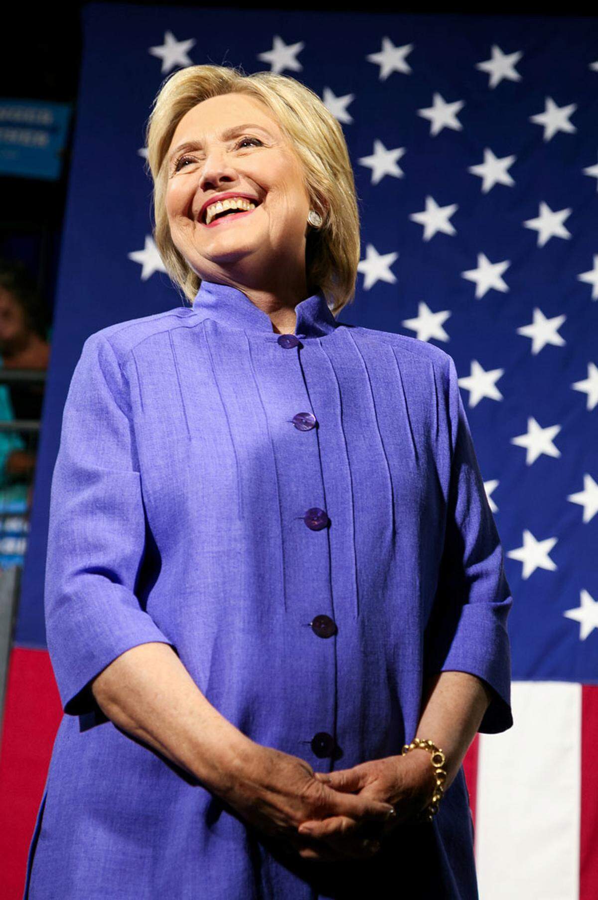 Clinton hat ihren Stil gefunden, "einen zeitlosen ästhetischen Look, der für sie geeignet ist", wie etwa die "Washington Post" beschrieb.