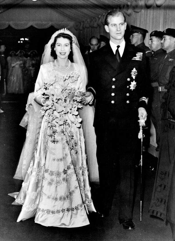 10.000 Perlen aus den USA wurden im Hochzeitskleid von Prinzessin Elizabeth (Königin wurde sie erst 1953) von dem britischen Designer Norman Hartnell verarbeitet. Sie heiratet Prinz Mountbatten, später Prinz Philip, Duke of Edinburgh, 1947 in der Londoner Westminster Abbey.