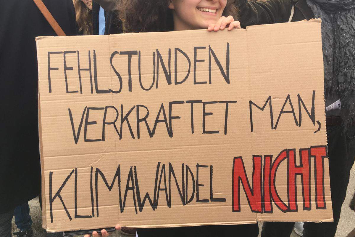 Manche der Plakate nahmen auch auf die jüngste Debatte Bezug - die, ob die Demonstration als Schwänzen gilt oder nicht. Letztlich wurde das unterschiedlich gehandhabt.