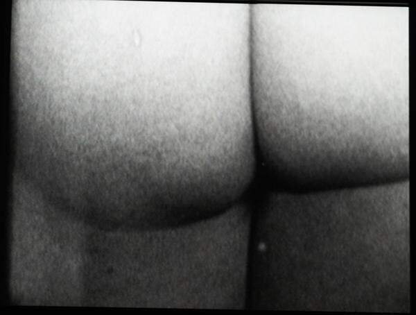Die Sexualität, Körperausscheidungen und der Körper als Material wurden nicht nur beim Wiener Aktionismus zunehmend in den Fokus gerückt. Auch in der Mumok-Schau wird die unterste Ebene von der Thematik beherrscht. Dabei lenkt man den Blick erfreulich intensiv auf die zahlreichen Künstlerinnen der Zeit.Yoko Ono: Film No. 4 (Bottoms), 1967, 16mm-Film transferiert auf DVD, 6:20 min, Courtesy the artist