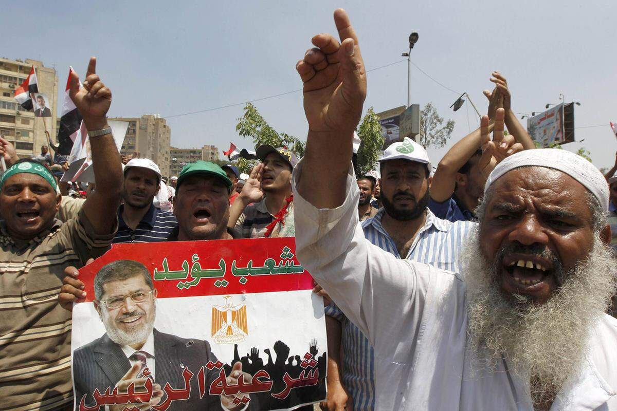 Mursi selbst wird von der Armee "vorsorglich" festgehalten. Ein ranghoher Vertreter der Mursi nahestehenden islamistischen Muslimbruderschaft erklärt, Mursi und seine engsten Mitarbeiter seien von der Armee unter Hausarrest gestellt worden.