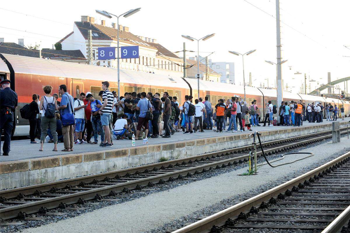 Die Flüchtlinge kamen sichtlich abgekämpft, teilweise mit Kindern im Arm, am Westbahnhof an.