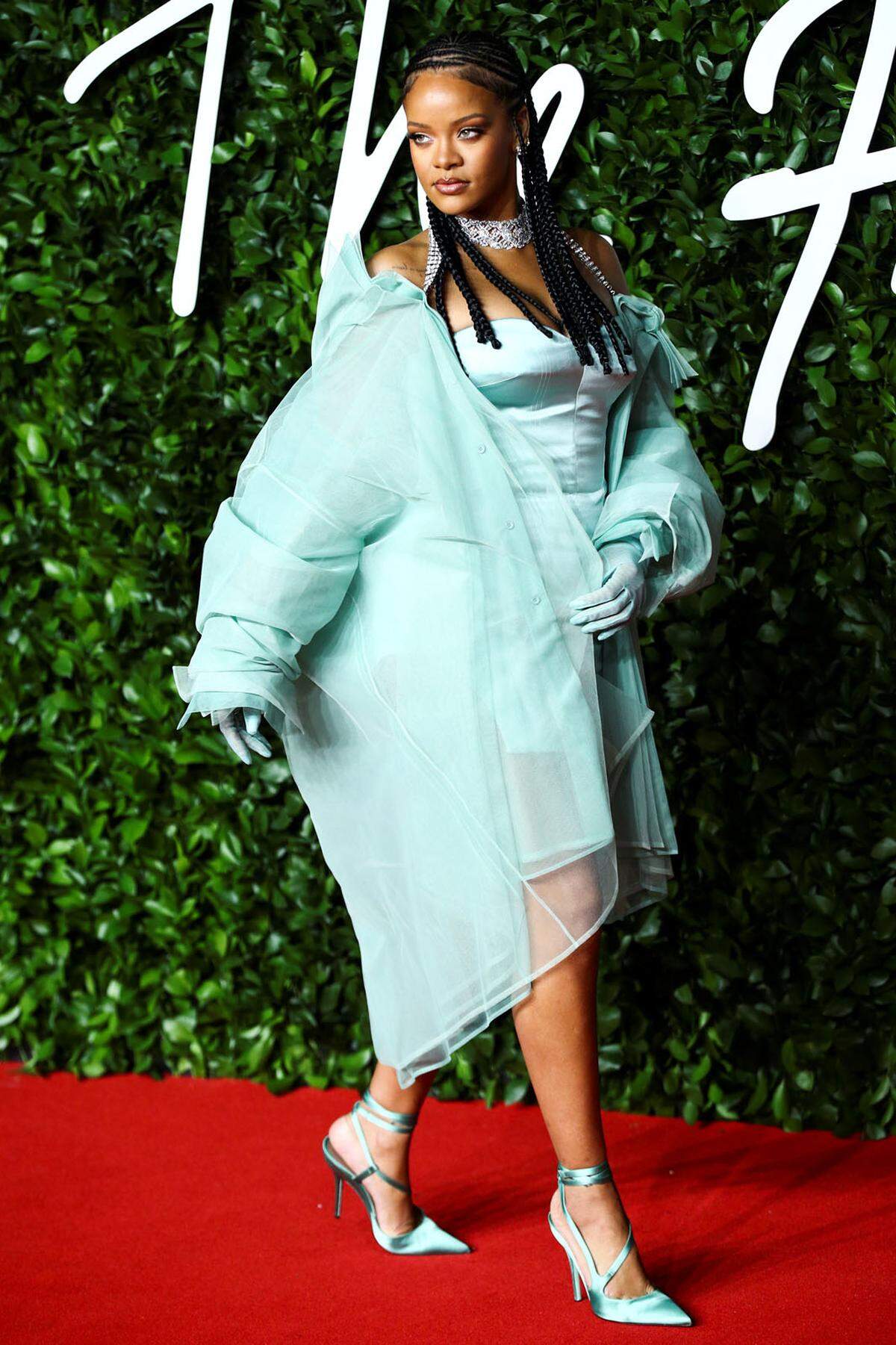 Zu den Preisträgern des Abends gehörte Rihanna. Sie wurde mit dem Urban Luxe Award für ihr Label Fenty geehrt. Überreicht wurde ihr die Statuette von Janet Jackson. 