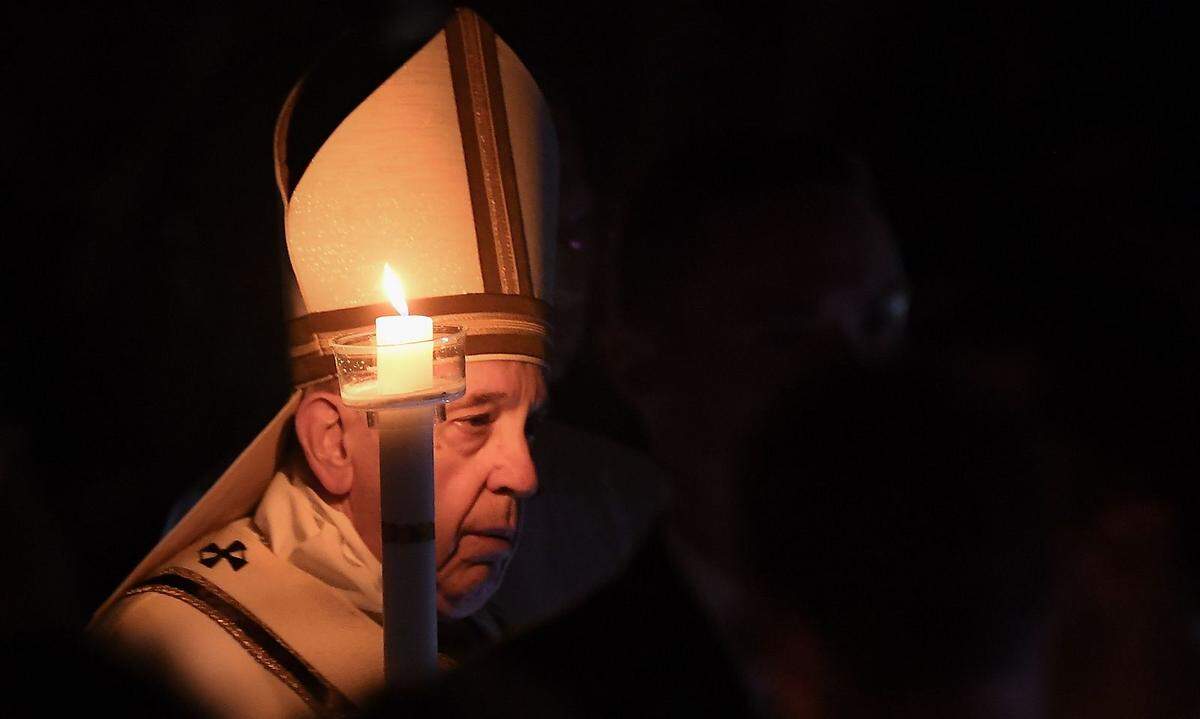 In der Nacht zuvor hatte Franziskus im Dom die Osterwache gefeiert. Die Liturgie begann im Atrium des Petersdoms mit der Weihe des Osterfeuers, mit dem dann die Osterkerze entzündet wurde.