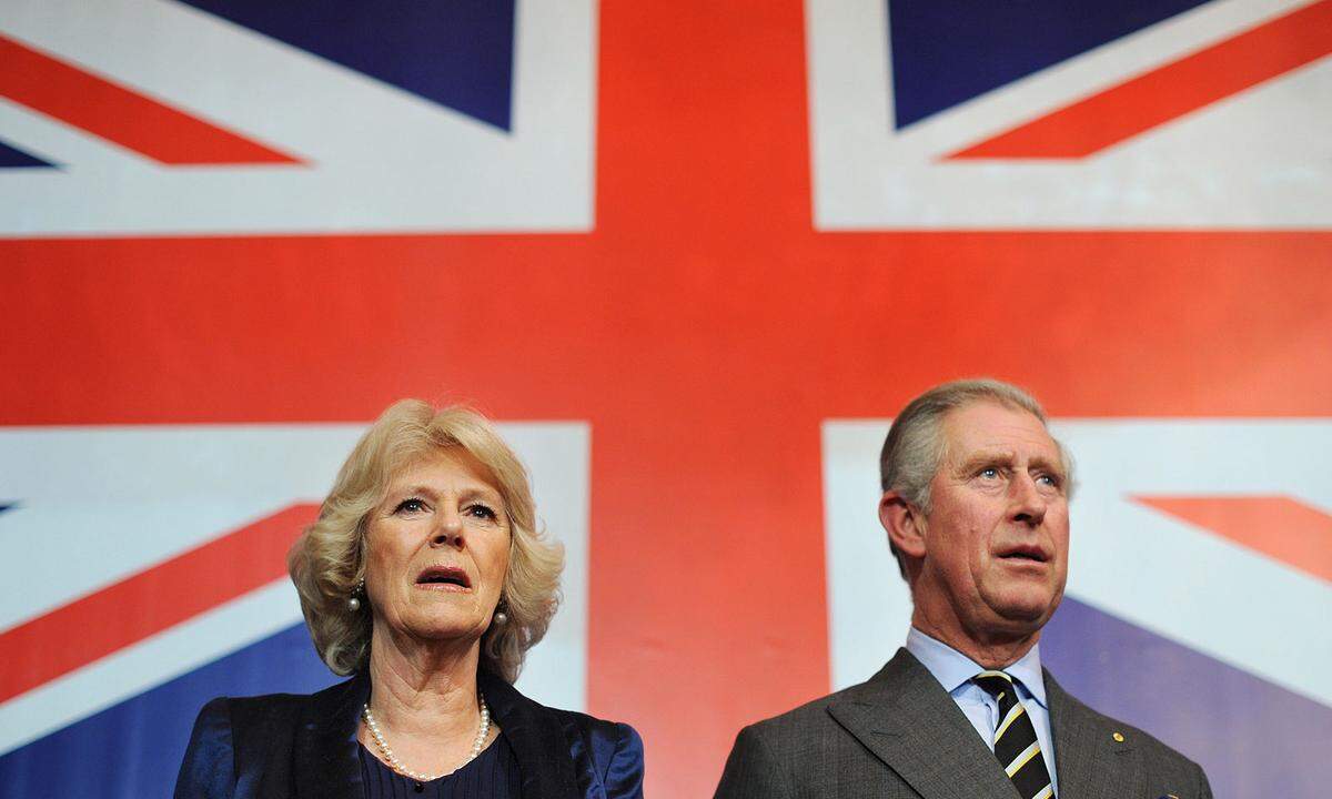 Diana und Charles trennten sich 1992, vier Jahre später folgte die Scheidung - auch auf den Druck der Königin, die sich um das Ansehen des Landes sorgte. Die Scheidung war noch kein Freibrief für seine Beziehung zu Camilla.