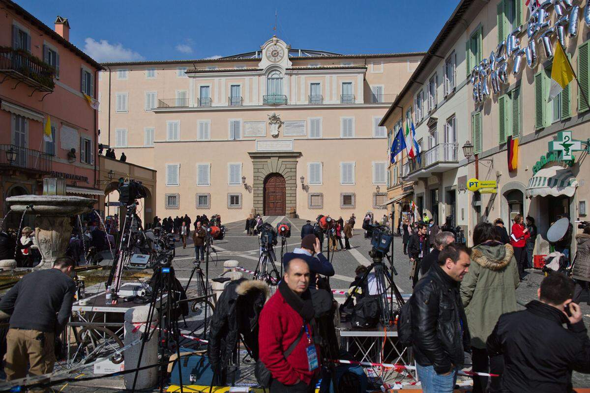 Hier wird der Papst die nächsten Wochen verbringen: Vor der päpstlichen Residenz in Castel Gandolfo warten zahlreiche Medienvertreter auf den letzten Auftritt des Papstes.