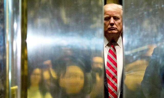 Trump steigt in einen Aufzug im Trump-Tower.