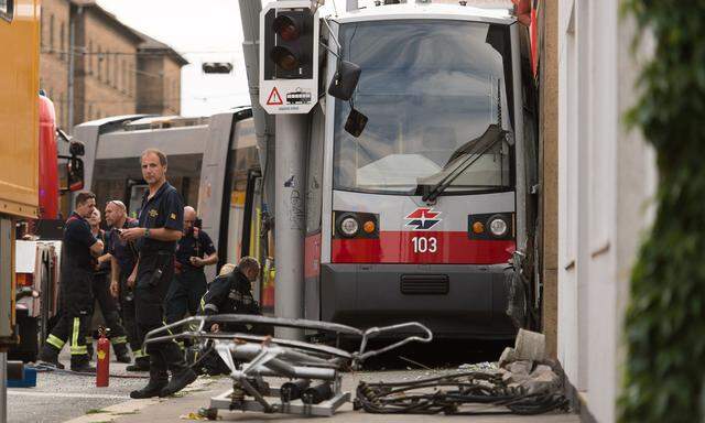 WIEN: STRASSENBAHN IN MEIDLING ENTGLEIST