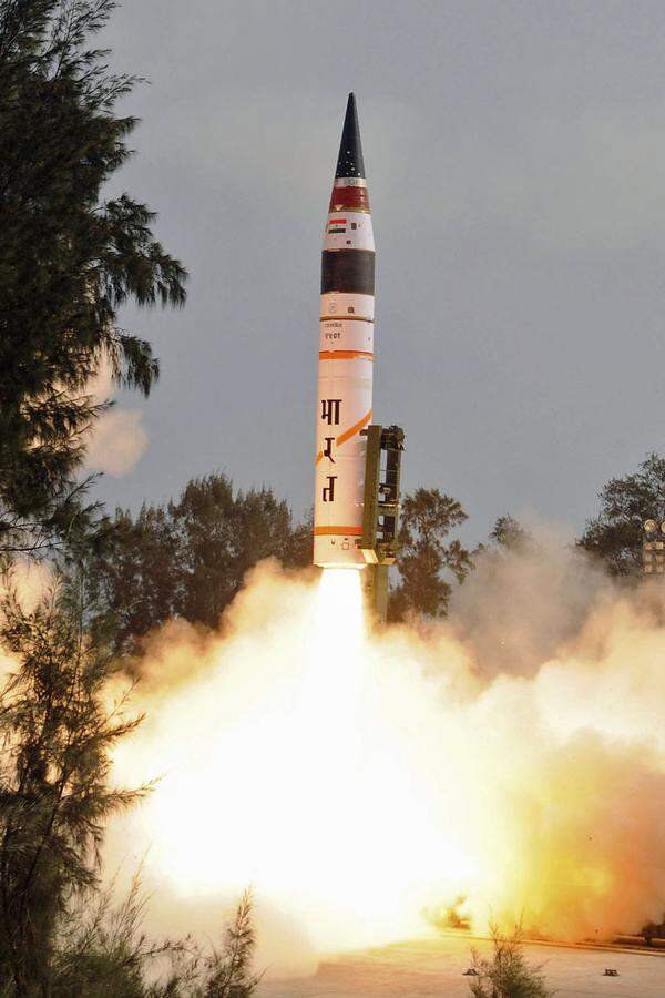 Am 20. April machte Indien mit einer luftigen Machtdemonstration auf sich aufmerksam. Das Land testete erfolgreich eine atomwaffentaugliche Langstreckenrakete, die Peking, Moskau und Osteuropa erreichen kann. Dabei handelte es sich um eine "Agni V" mit mehr als 5000 Kilometer Reichweite, die nach weiteren Tests 2014 oder 2015 in Dienst gestellt werden soll.