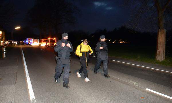 Das Gelände wurde weiträumig abgesperrt. Im Bild: Die Polizei bringt Spieler Christian Pulisic in Sicherheit. 