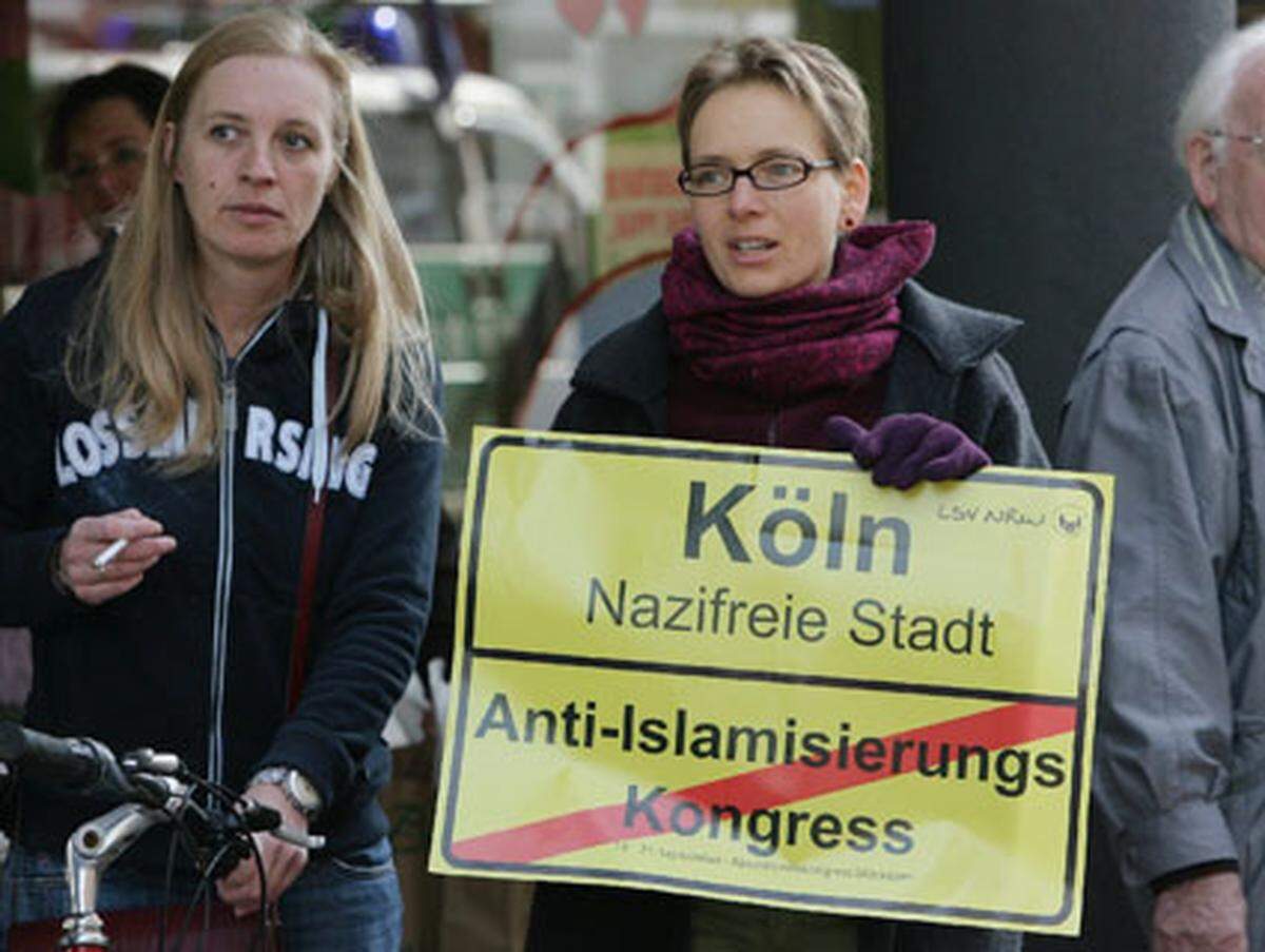 Bereits am Freitagvormittag hatten zahlreiche Kölner eine Menschenkette vor der Moschee gebildet.