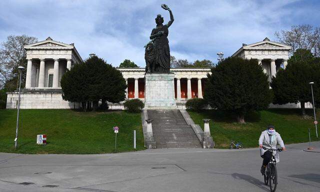 Die Statue der Bavaria mit Ruhmeshalle am Rande der Theresienwiese.