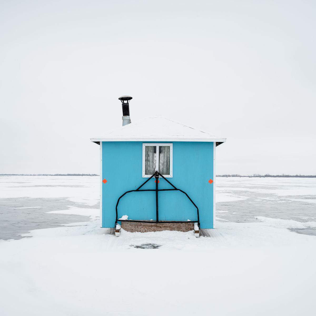 "Ice Fishing Huts", Fotografin: Sandra Herber, Kanada. Jede der Hütten ist individuell gestaltet, manche schlicht, andere luxuriös. Gemeinsam ist ihnen der Zugang zum Wasser unter dem Eis. 
