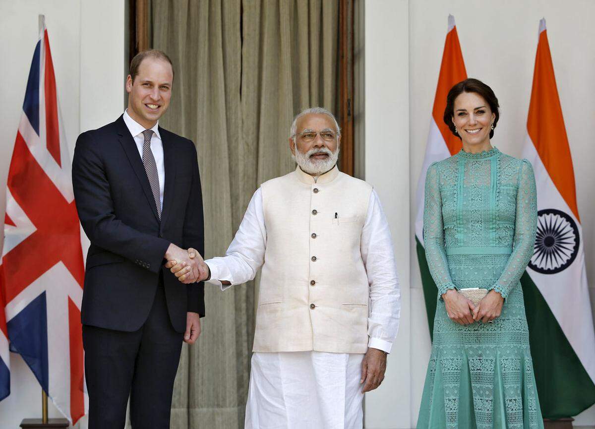 Das Paar kommt auch bei seinen Reisen im Ausland gut an. Bei einem Besuch in Indien lobte die Presse des Landes "königliche Bescheidenheit", weil William und Kate nicht die Präsidentensuite in einem Hotel gebucht hatten.
