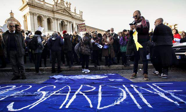 Aufmarsch auf Roms Piazza San Giovanni. Die „Sardinen“ protestieren gegen Rassismus.