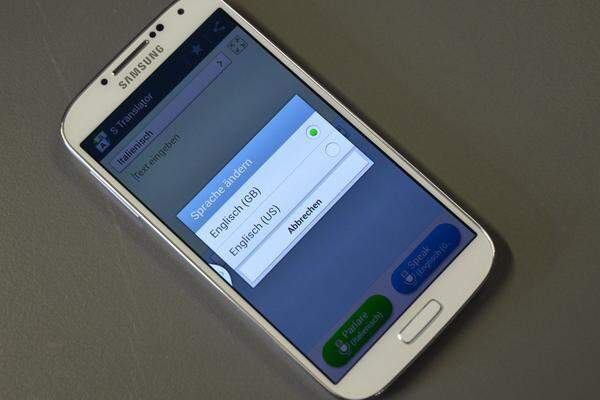 Samsung liefert mit dem "S Translator" eine wirklich praktische Übersetzungs-App, die dem Gescprächspartner den übersetzten Text auch gleich in seiner Sprache vorliest. Es gibt zwar eine Reihe Ausgangssprachen (etwa Deutsch, Italienisch, Spanisch, Chinesisch, Französisch), als Zielsprache kann jedoch nur Englisch gewählt werden.