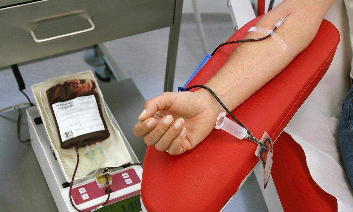 Während einer Blutspende werden im Liegen ca. 450 ml Blut (im Körper eines erwachsenen Menschen zirkulieren zwischen fünf und sieben Liter Blut) aus der Armvene entnommen. Die Blutspende selbst dauert nicht länger als zehn Minuten.