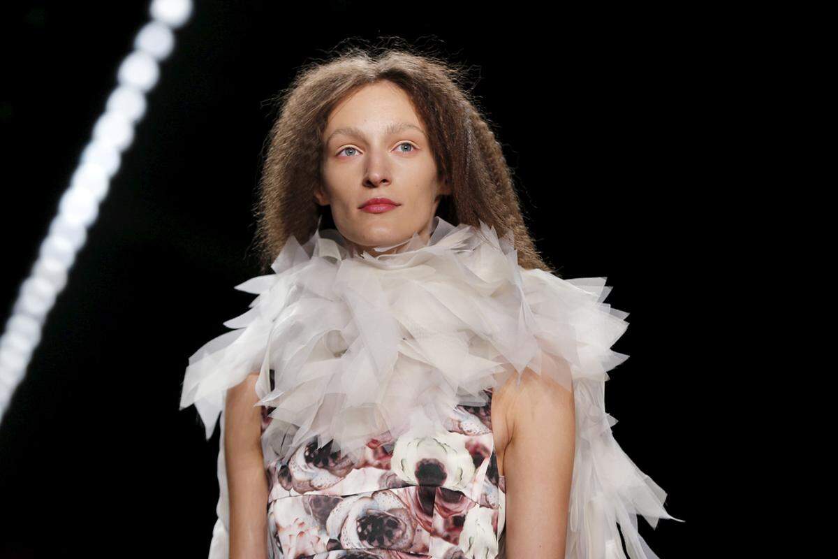 Marc Cain tat es den internationale Vorbildern gleich und verpasste seinen Models bei der Berliner Modewoche einen Kreppeisen-Look.