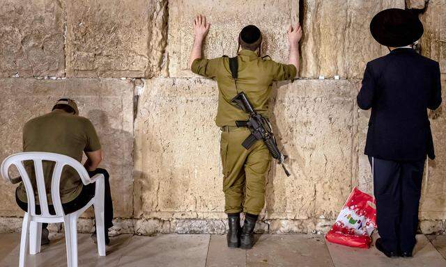 Ein israelischer Soldat beim Gebet an der Klagemauer in Jerusalem. Ein Monat nach dem Hamas-Terror häufen sich die Rufe nach einer Feuerpause.