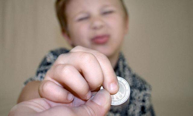 Bub mit Euromuenze - boy with a coin