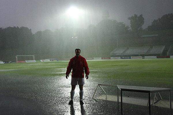 In Wien ist eine Rekordmenge Regen niedergegangen. Das Spiel FC Vienna gegen Parndorf musste abgesagt werden - Thomas Jusits blieb im Regen stehen.
