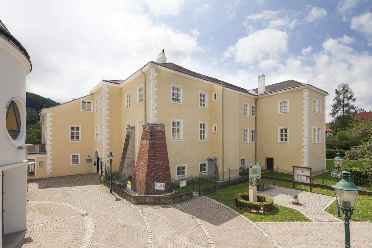 Heute beherbergt das Schloss das Bezirksgericht, eine Praxisgemeinschaft, das Stadtmuseum sowie Wohnungen und Büros.