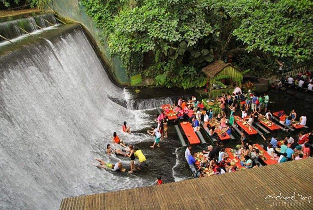 Nach dem Essen setzen viel Gäste auf eine Erfrischung im Wasserfall.