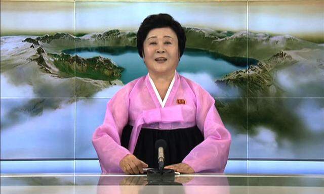 Ri Chun Hee, Nachrichtensprecherin in Pink 