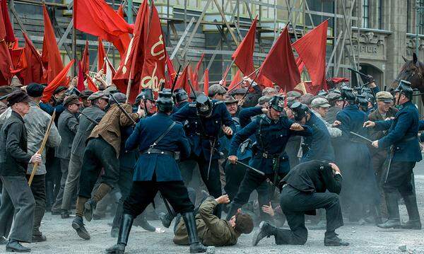 Kommissar Gereon Rath ermittelt in „Babylon Berlin“gegen einen Pornoring – und zwar Ende der 1920er Jahre. Das ist eine Abwechlsung zur filmisch fast schon übermäßig aufgearbeitete Hitler-Diktatur. Hier wird das „coole“, freie Deutschland vor der "Nazidämmerung" gezeigt – und auch Schattenseiten der Weimarer Republik wie der „Blutmai in Berlin“. Ein Stück Geschichte, das man hierzulande kaum kennt, das man aber als Bruchstelle für die damals junge Demokratie verstehen kann.