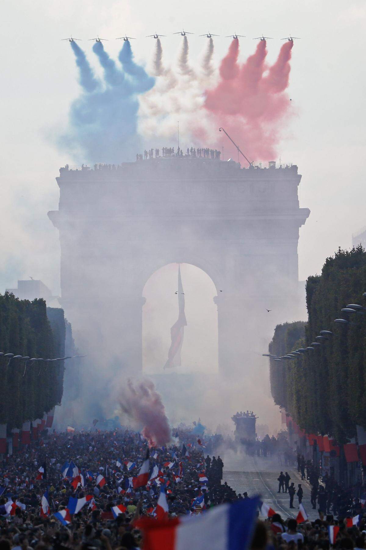 Auf den Champs-Élysées und rund um den Triumphbogen ging die Post ab.