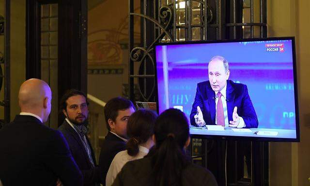 Archivbild, als Putin im Jahr 2017 die Fragen in der Sendung "Der direkte Draht" zu beanworten versuchte.