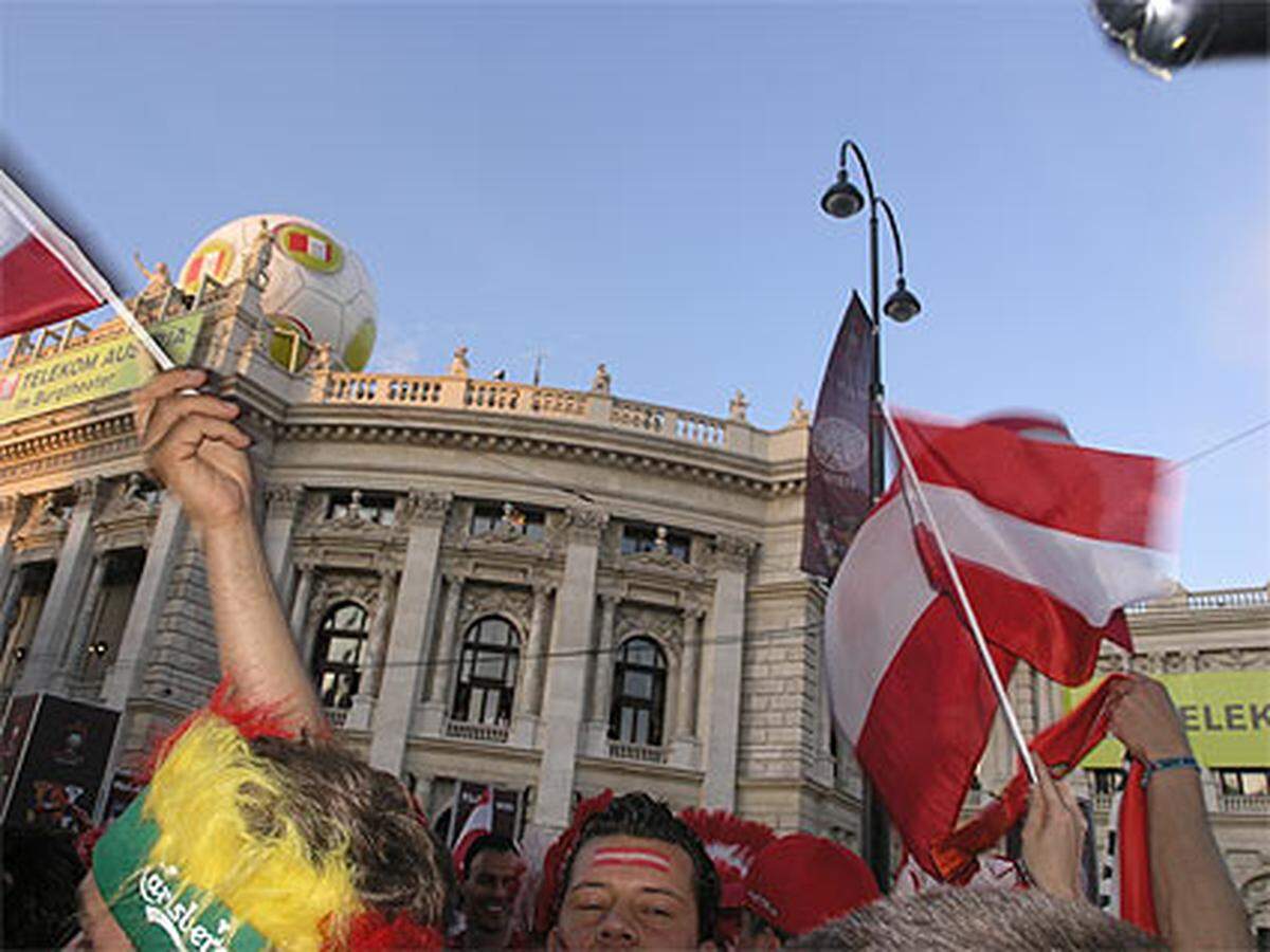 Vor dem Burgtheater werden nun eifrig Fahnen geschwenkt.