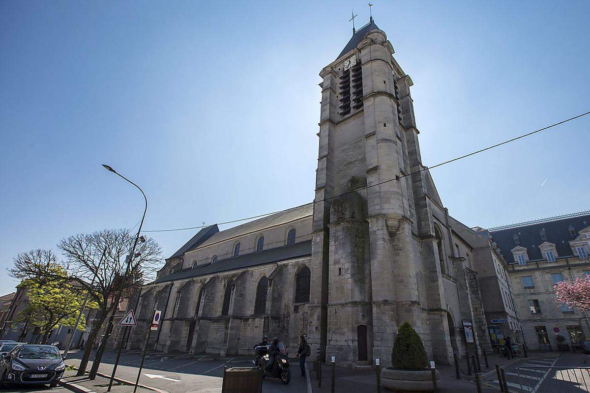 Mit der Festnahme eines 24-Jährigen vereiteln die Behörden einen Terrorangriff auf eine Kirche südlich von Paris. In der Wohnung des Algeriers finden Ermittler Waffen und Dokumente islamistischer Terrorgruppen. Weitere Festnahmen folgen.