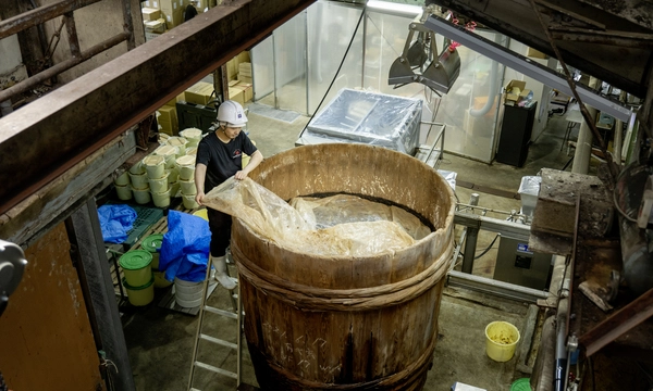 Besuch bei Kanemitsu Miso in Fuchū, Präfektur Hiroshima. Hier fermentiert die Paste ein einem Fass aus Zedernholz.