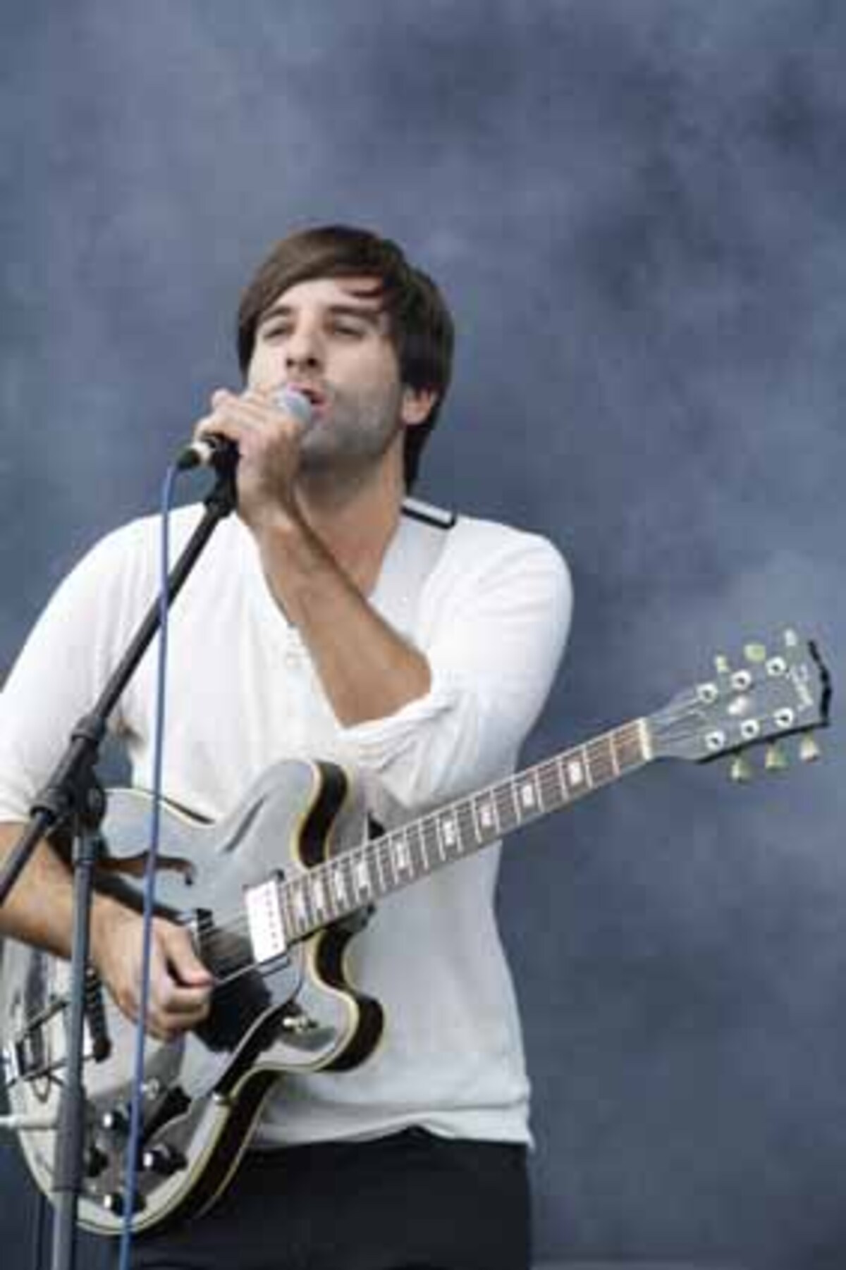 Ströme an Fans wanderten von Mumford and Sons zur Race Stage, um dem Cure-esken Gesang von Shout Out Louds-Frontman Adam Olenius zu lauschen.