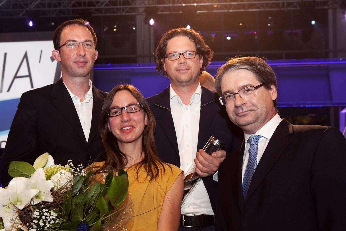 Gewinner in der Kategorie "Creative Industries" sind Nonconform Architekten, Peter Nageler, Caren Ohrhallinger und Roland Gruber. Den Preis überreichte der Vorstandsvorsitzende von Pioneer Investments Austria, Werner Kretschmer.