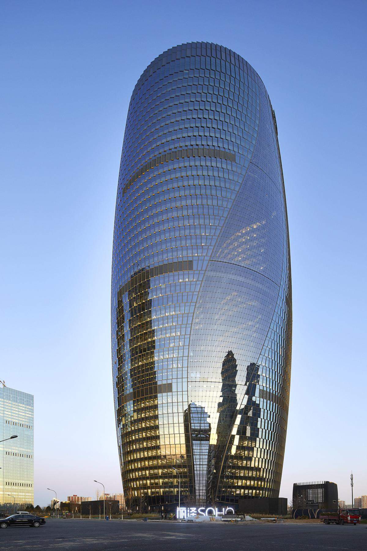 Der zweite Platz geht an das Leeza SOHO in Peking. Das einzigartige Bürogebäude mit seiner runden Form und der in sich verdrehten Struktur war eines der letzten Projekte der Stararchitektin Zaha Hadid vor ihrem Tod im Jahr 2016.