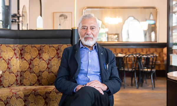 Henry Steiner klagt im Café Tirolerhof über das „kulturelle Gepäck“ von Marken wie Apple.