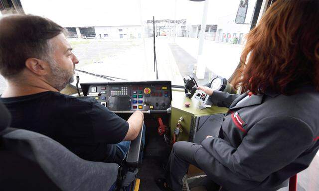 Ohne Fahrlehrerin geht es nicht: „Presse“-Redakteur Erich Kocina steuert eine E2-Garnitur der Wiener Linien.