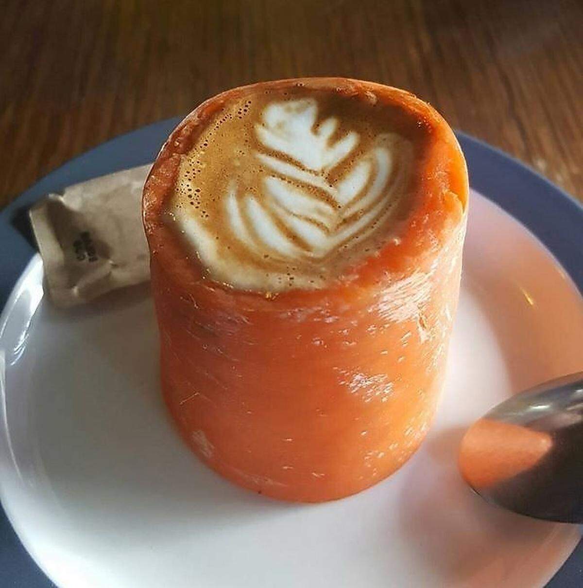 Ein ähnliches Konzept, ebenfalls gesehen in Sydney: Caffè Latte, der in einer ausgehöhlten Karotte serviert wird.