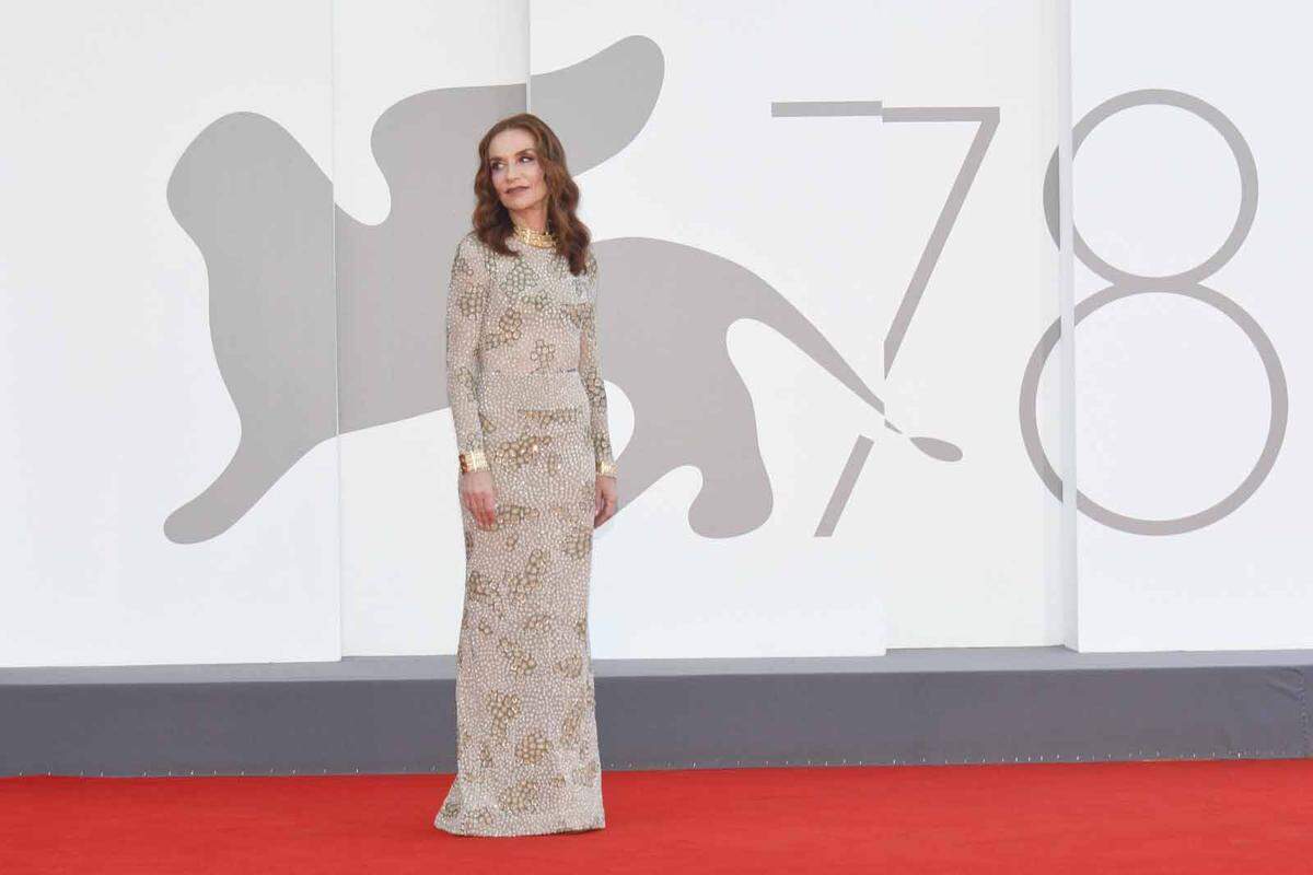 Isabelle Huppert kam zur Premiere ihres Films „Les promesses“ in einem Armani Privé Kleid aus dem Jahr 2005. Dabei glänzte sie in ihrer Lieblings-Silhouette: schmal und lang.